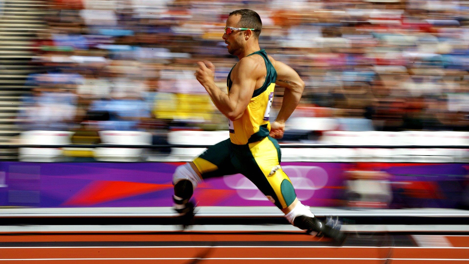 风驰电掣的红色旋风，法拉利横扫迈凯伦，周冠宇刷新纪录书写新篇